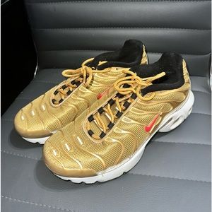 NIKE AIR MAX PLUS gold size 6Y